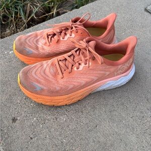 Hoka Women's ARAHI 6 running shoe in size 9